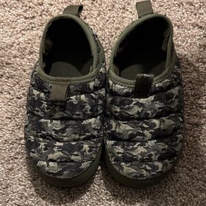 The North Face Kids Camouflage Slippers - Green and Black